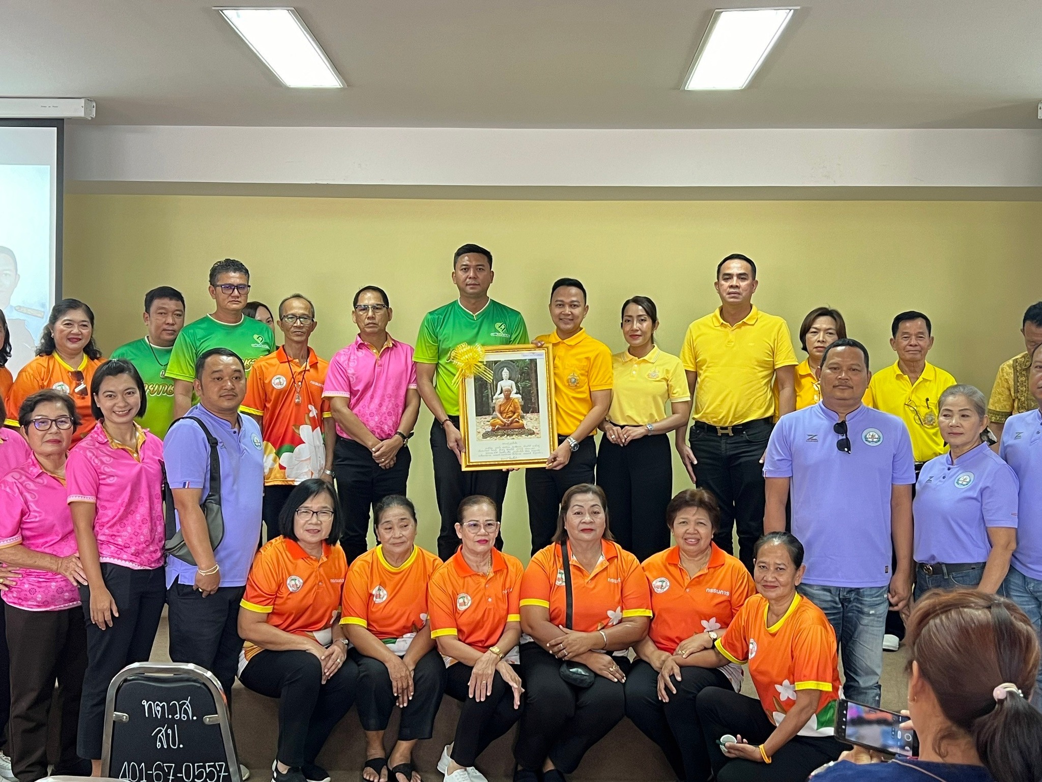 เทศบาลตำบลเวียงสระ โดยคณะผู้บริหาร สมาชิกสภาเทศบาล หัวหน้าส่วนราชการ คณะกรรมการชุมชน กลุ่มสตรี และกลุ่มพัฒนาคุณภาพชีวิตเมืองเวียงสระ ให้การต้อนรับคณะศึกษาดูงานจากเทศบาลตำบลเคียนซา ซึ่งเดินทางมาศึกษาดูงาน ในหัวข้อ “เมืองพัฒนาคุณภาพชีวิตเวียงสระ (แปลงเกษตรอินทรีย์)”   โดยมีการแลกเปลี่ยนเรียนรู้ นำเสนอข้อมูลเกี่ยวกับการบริหารจัดการของกลุ่ม ทั้งนี้ ชมรมผู้สูงอายุฯ ได้มีการแสดงอังกะลุงต้อนรับคณะศึกษาดูงาน ณ ห้องประชุมเทศบาลตำบลเวียงสระ และลงพื้นที่เยี่ยมชมแปลงเกษตรอินทรีย์ ม.4 ตำบลบ้านส้อง อำเภอเวียงสระ จังหวัดสุราษฎร์ธานี