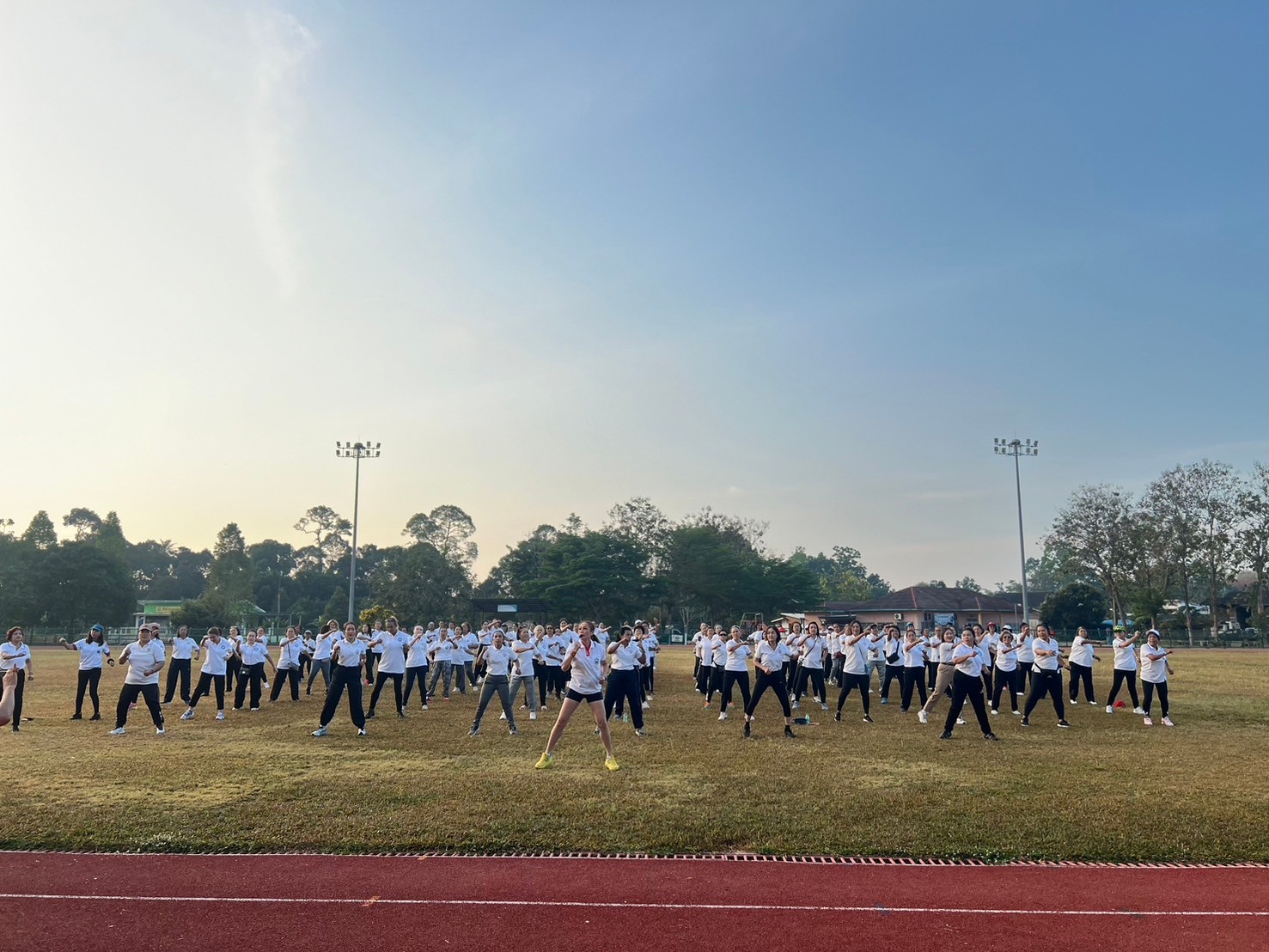 "รวมพลังสตรี มีจิตอาสา ร่วมพัฒนาชุมชน"
14 กุมภาพันธ์ 2568 นายจรุงศักดิ์ คำปรีชา นายกเทศมนตรีตำบลเวียงสระ พร้อมด้วยคณะผู้บริหาร สมาชิกสภาเทศบาล รองปลัดเทศบาล พบปะและต้อนรับสมาชิกกลุ่มสตรีฯรายใหม่ พร้อมร่วมกิจกรรมสร้างเสริมสมรรถภาพ(ออกกำลังกาย) และรับฟังรายงานผลการปฏิบัติงานของกลุ่มสตรี ณ สนามกีฬาเทศบาลตำบลเวียงสระ