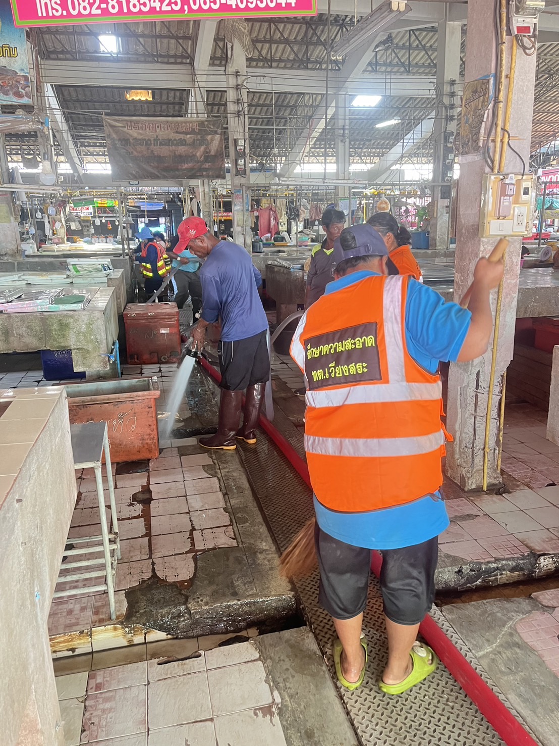 เทศบาลตำบลเวียงสระ ทำความสะอาดตลาดสดเทศบาลประจำเดือน ปีงบประมาณ 2567
