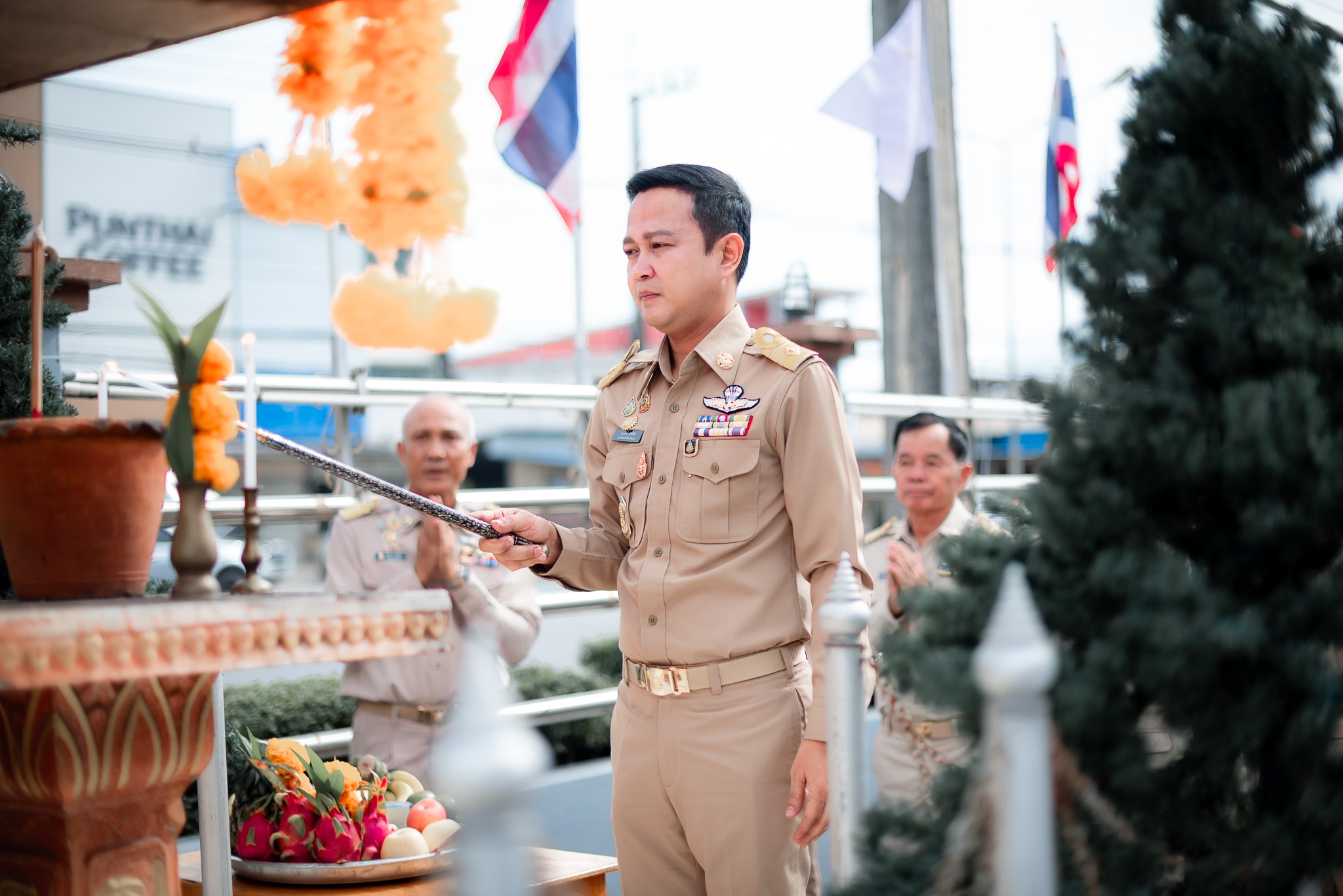 การประชุมสภาเทศบาลเมืองเวียงสระ 
สมัยสามัญ สมัยที่2  วันที่12 มิถุนายน 2568 เวลา 10.00 น
นายกเทศมนตรีเมืองเวียงสระ แถลงนโยบาย ต่อสภาเทศบาล
โดยมีคณะสื่อมวลชน และกลุ่มสตรี กลุ่มผู้สูงอายุ กลุ่ม อสม. ประธานชุมชนทั้ง 12 ชุมชน ได้เข้ามารับฝัง และร่วมแสดงความยินดี 
ทั้งนี้ นายกเทศมนตรีนำทีมผู้บริหารและสมาชิกสภาเทศบาล ได้มีการสักการะบูชาเจ้าที่ศาลพระภูมิ เพื่อเป็นสิริมงคล