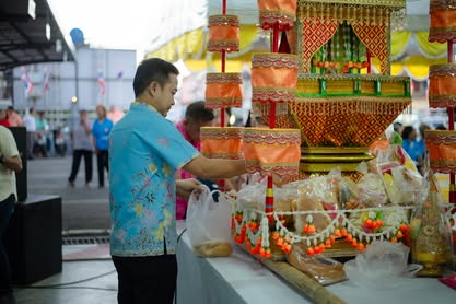 พิธีฉลองหมรับ เทศกาลวันสาทรเดือนสิบ ของเทศบาลเมืองเวียงสระ
โดยมีนายจรุงศักดิ์ คำปรีชา นายกเทศมนตรีเมืองเวียงสระ เป็นประธานในพิธี นางสาวปริญญา นวลสุทธิ์ รองนายกเทศมนตรีฯ กล่าวรายงานวัตถุประสงค์ของโครงการ พร้อมคณะผู้บริหาร สมาชิกสภาเทศบาลฯ ประธานกลุ่มสตรี คณะกรรมการชุมชน และกลุ่มพลังมวลชน ร่วมพิธี ณ เทศบาลเมืองเวียงสระ