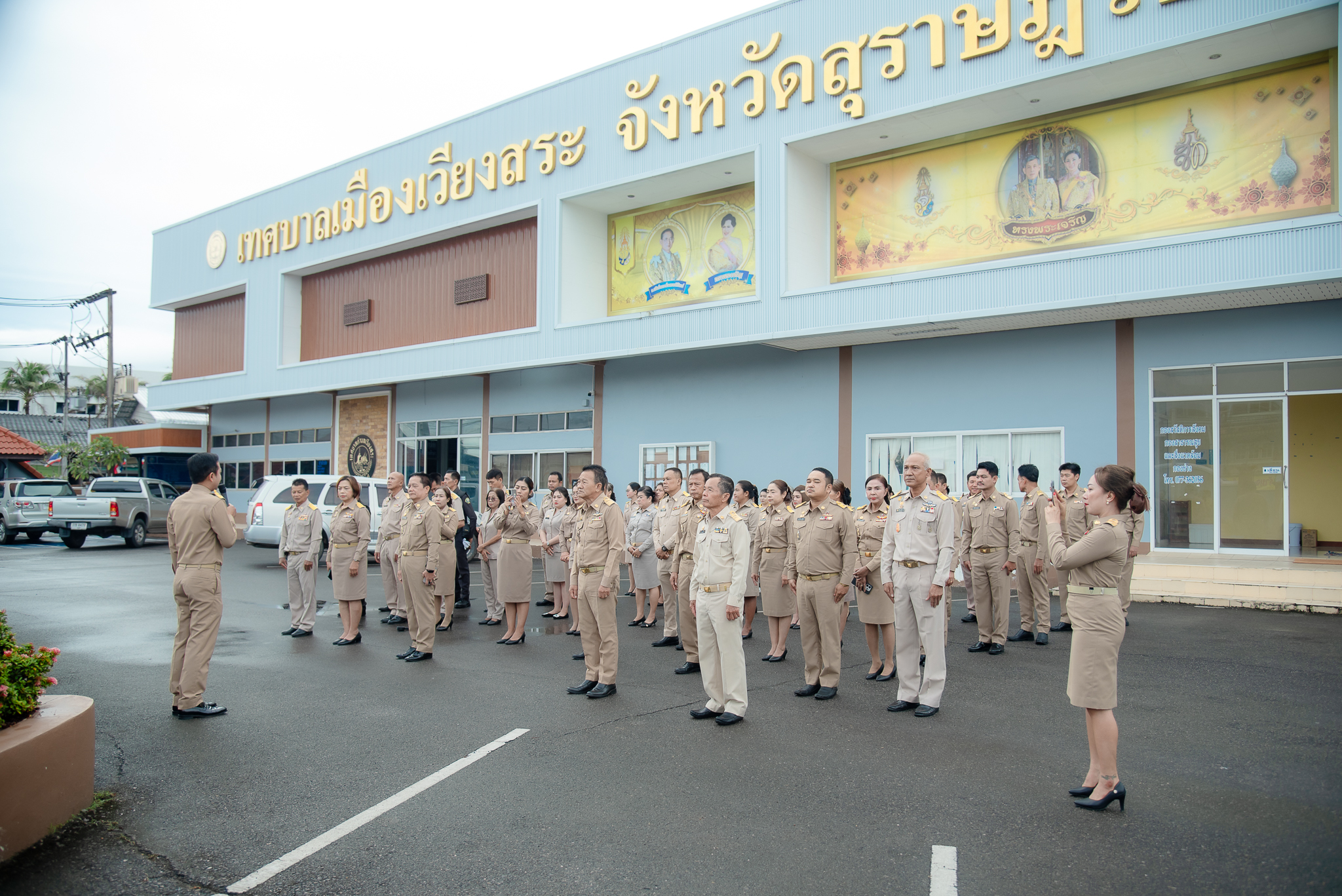 เทศบาลเมืองเวียงสระ นำทีมโดย นายจรุงศักดิ์ คำปรีชา นายกเทศมนตรีเมืองเวียงสระพร้อมสมาชิกสภาเทศบาล และคณะผู้บริหาร ข้าราชการ พนักงาน  ร่วมทำพิธีเคารพธงชาติไทย เนื่องในวันพระราชทานธงชาติไทย
28 กันยายน วันพระราชทานธงชาติไทย 
เพื่อน้อมรำลึกในพระมหากรุณาธิคุณ พระบาทสมเด็จพระมงกุฏเกล้าเจ้าอยู่หัว(รัชกาลที่ ๖) ที่พระราชทานธงไตรรงค์เป็นธงชาติไทย เมื่อวันที่ ๒๘ กันยายน พ.ศ.๒๔๖๐