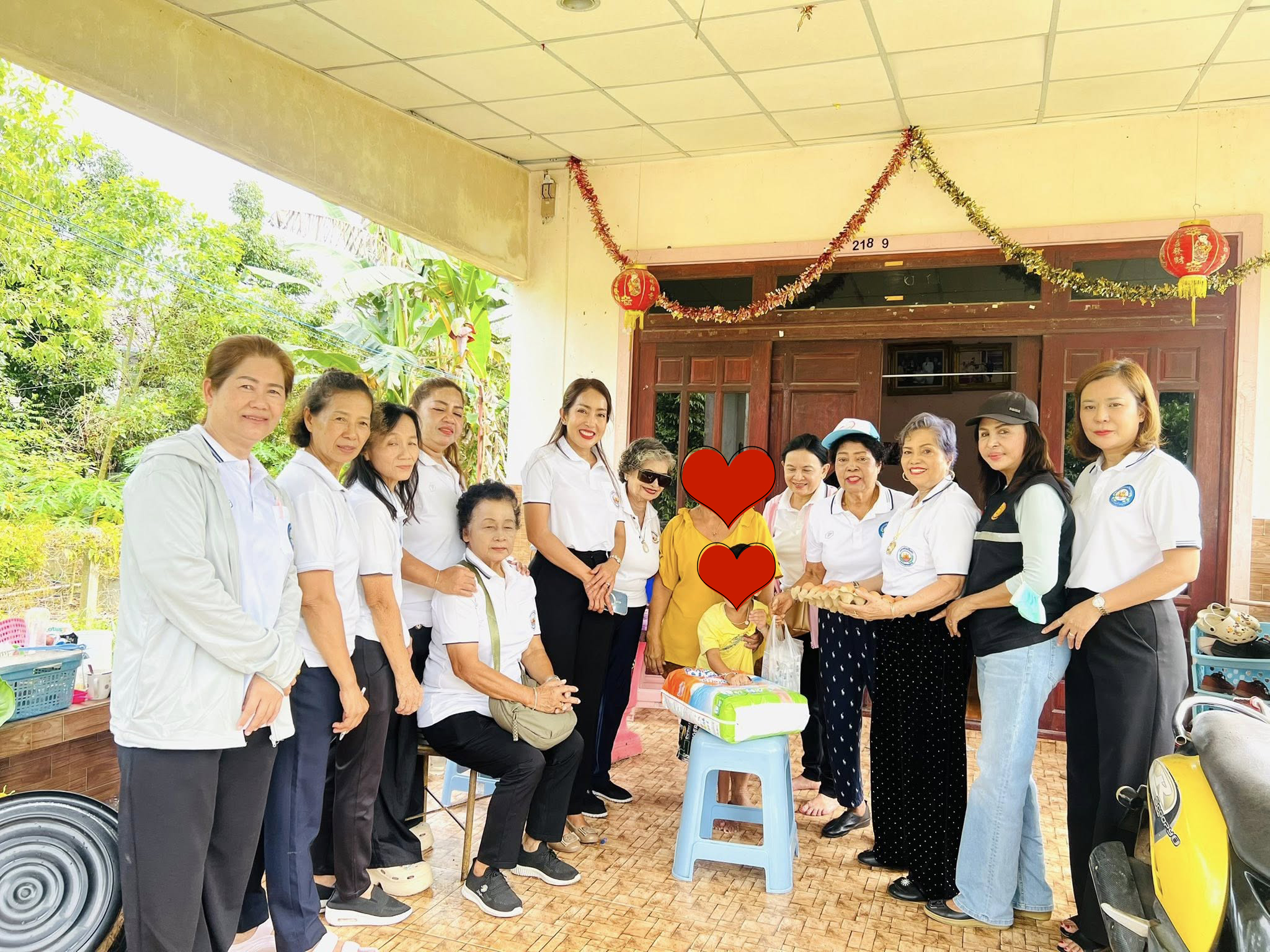 กลุ่มสตรีเทศบาลเมืองเวียงสระ นำโดยประธานกลุ่มสตรีและคณะ  
มอบแพมเพิส/ไข่/นม ผู้ป่วยติดเตียงผู้สูงอายุและเยาวชนผู้พิการผู้ด้วยโอกาส