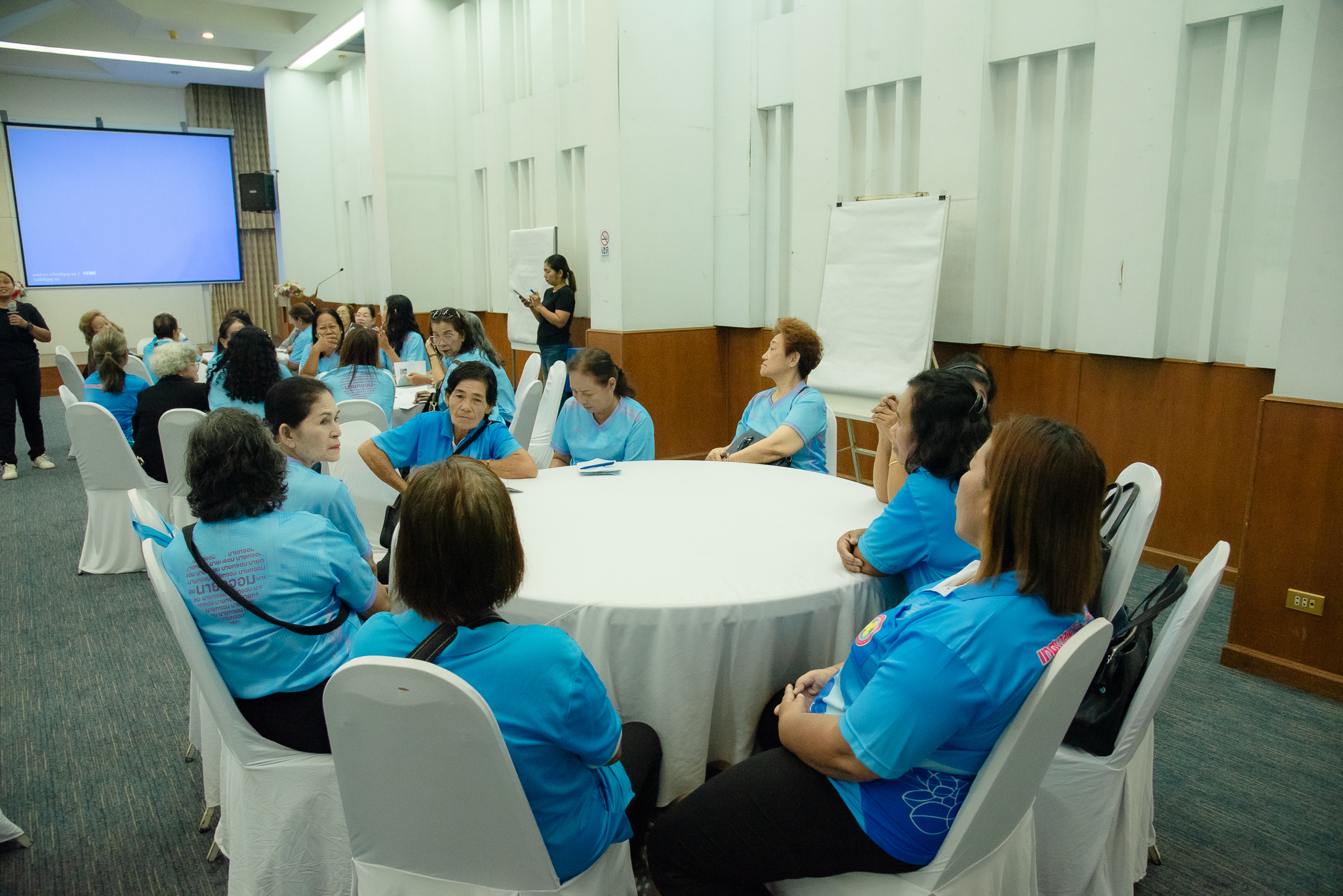 การอบรมแลกเปลี่ยนเรียนรู้เพื่อพัฒนาศักยภาพกลุ่มสตรี
“สรุปประเด็น นำเสนอความรู้ ข้อคิดจากการศึกษาดูงานและแผนการนำไปประยุกต์ใช้ในพื้นที่”
พร้อมรับประทานอาหารเช้าและเที่ยง