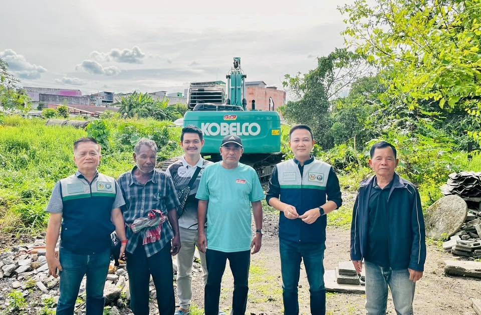 นายจรุงศักดิ์ คำปรีชา นายกเทศมนตรีเมืองเวียงสระ นายอุดมศักดิ์ หาญศักดิ์สิริกุล รองนายกเทศมนตรี นายศุภกฤต จิตระกูลวรภู เลขานุการนายกเทศมนตรี พร้อมด้วยสมาชิกสภา ติดตามการลอกคูระบายน้ำบริเวณด้านหน้า รพร.เวียงสระ เพื่อป้องกันน้ำท่วมขังในช่วงฤดูฝน ขอขอบคุณ นายธนรัช แช่ม ที่ให้ความอนุเคราะห์เครื่องจักรในการดำเนินงาน