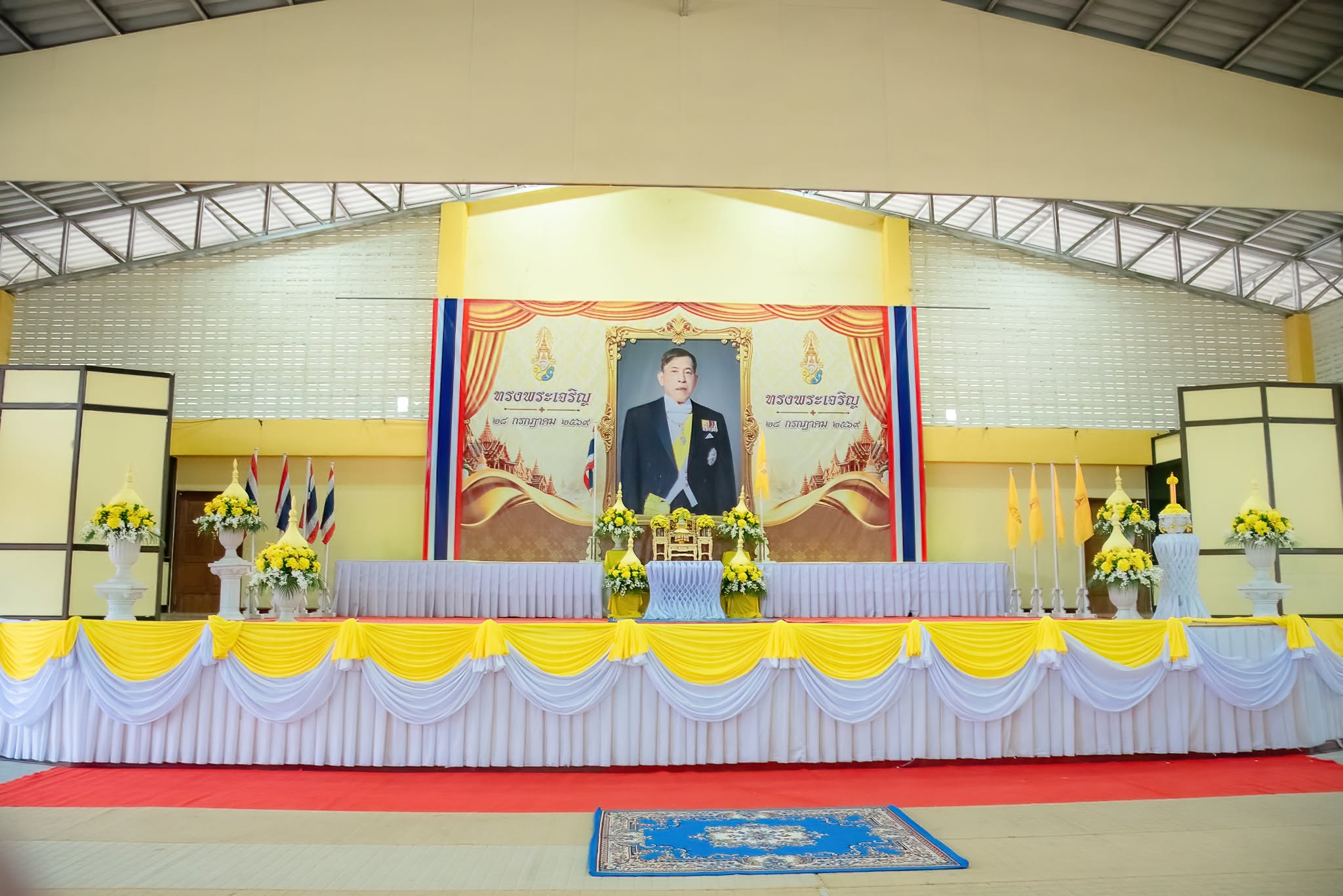 พิธีถวายเครื่องราชสักการะและวางพานพุ่ม จุดเทียนถวายพระพรชัยมงคล