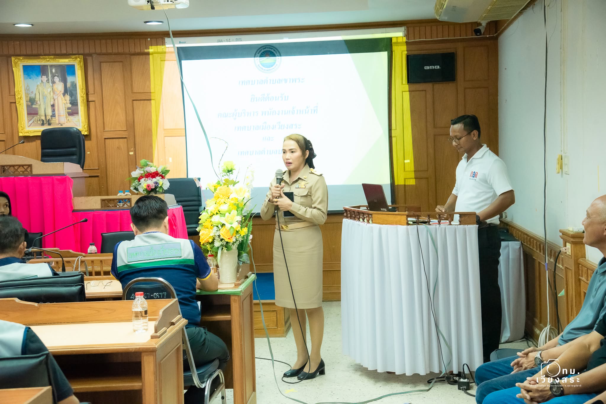 เทศบาลเมืองเวียงสระ ขอแสดงความยินดีกับนางสาวทิพาวรรณ ป้อมแดง ตำแหน่ง เจ้าพนักงานพัสดุชำนาญงาน ได้สอบเลื่อนตำแหน่ง เป็น หัวหน้าฝ่ายบริหารงานคลัง  ย้ายไปที่เทศบาลตำบลเขาพระ อ.พิปูน จ.นครศรีธรรมราช 
นายกเทศมนตรีเมืองเวียงสระ นายจรุงศักดิ์ คำปรีชา (นายกจอม) ได้มอบหมายให้รองนายกเทศมนตรีเมืองเวียงสระ นายอุดมศักดิ์ หาญศักดิ์สิริกุล พร้อม เลขานุการฯ นายศุภกฤต จิตตระกูลวรภู และที่ปรึกษาฯ นายสุริยา วรประดิษฐ์ พร้อมหัวหน้าส่วนราชการไปส่งและร่วมแสดงความยินดี