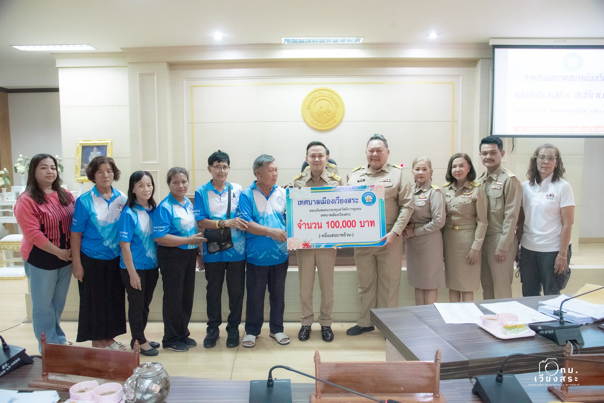 นายกเมืองเวียงสระ มอบเงินสมทบกองทุนสวัสดิการชุมชน 100,000 บาท
🤝 เสริมความเข้มแข็ง สร้างหลักประกันคุณภาพชีวิตประชาชน
          นายจรุงศักดิ์ คำปรีชา นายกเทศมนตรีเมืองเวียงสระ มอบเงินสมทบ กองทุนสวัสดิการชุมชนเทศบาลเมืองเวียงสระ (กองทุนวันละบาท) จำนวน 100,000 บาท โดยมีคณะกรรมการกองทุนฯ เป็นผู้รับมอบ เพื่อนำไปใช้ในการจัดสวัสดิการและช่วยเหลือสมาชิกในชุมชน ตั้งแต่ เกิด เจ็บ แก่ และเสียชีวิต
           การสนับสนุนครั้งนี้ช่วยเสริมความเข้มแข็งของระบบสวัสดิการภาคประชาชน ส่งเสริมการดูแลช่วยเหลือเกื้อกูลกัน และสร้างชุมชนที่เข้มแข็งอย่างยั่งยืน ❤️
“คิดด้วยกัน ทำด้วยกัน สังคมไม่ทอดทิ้งกัน”