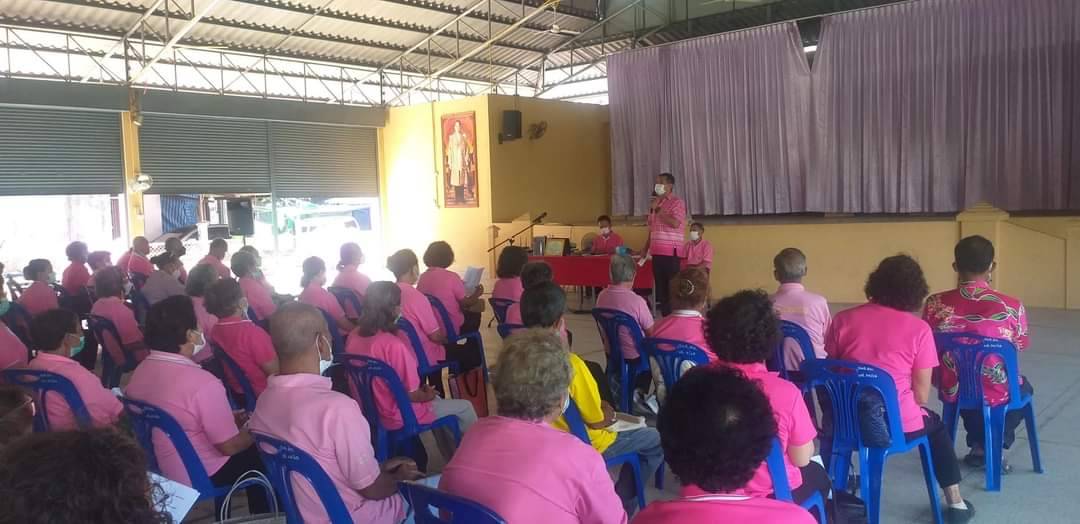 ผู้อำนวยการกองสวัสดิการสังคม พบปะสมาชิกชมรมผู้สูงอายุ ในการประชุมครั้งแรกหลังจากสถานการณ์โควิดลดการระบาดลง ทั้งนี้ ได้รับแจ้งจากประธานและคณะกรรมการชมรมว่า ในการประชุมใหญ่สามัญประจำปี ในวันที่ 23 มิ.ย.65 จะได้เรียนเชิญท่านนายกเทศมนตรี คณะผู้บริหาร และสมาชิกสภา ได้ร่วมพบปะและร่วมกิจกรรมกับสมาชิกชมรมต่อไป Cr:น้องโจโฉ